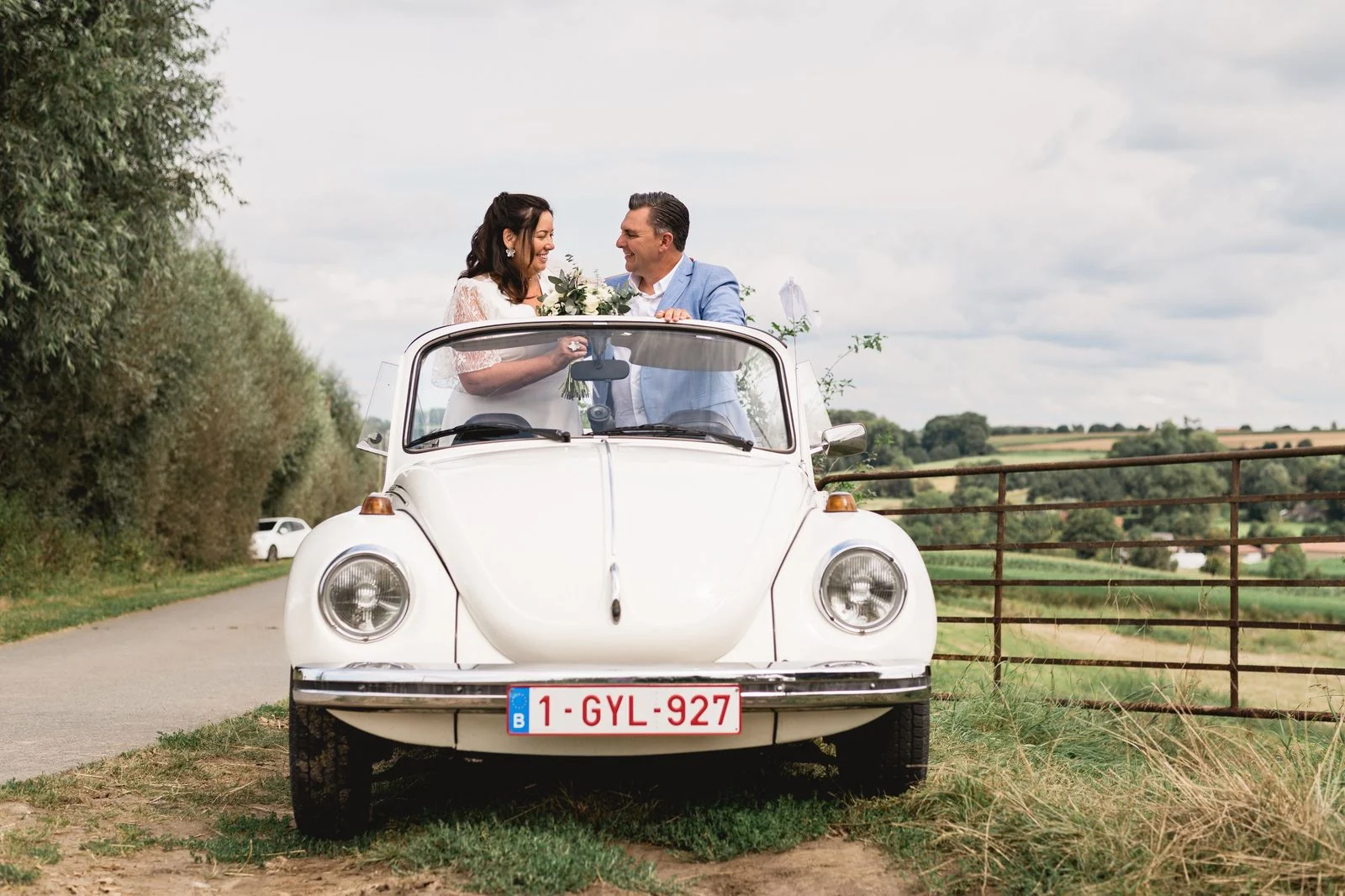Bruidspaar in een oldtimer